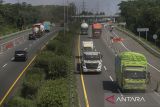 Truk pengangkut barang melintasi ruas tol Tangerang-Merak di Kabupaten Serang, Banten, Sabtu (11/10/2025). Menteri Koordinator Bidang Infrastruktur dan Pembangunan Kewilayahan Agus Harimurti Yudhoyono menegaskan kebijakan bebas kendaraan berdimensi dan bermuatan lebih atau overdimension-overload (ODOL) tidak akan ditunda dan mulai diterapkan secara efektif pada tahun 2027 mendatang sebagai wujud keseriusan dalam menjaga keselamatan serta ketertiban transportasi darat nasional. ANTARA FOTO/Angga Budhiyanto/gp