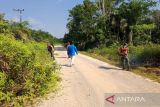 Babinsa bersama warga gotong royong benahi jalan di Samba Kahayan