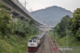 Rangkaian kereta api (KA) melintas menuju Stasiun Gadobangkong di Ngamprah, Kabupaten Bandung Barat, Jawa Barat, Sabtu (11/10/2025). Pemerintah menargetkan elektrifikasi jalur kereta komuter rute Padalarang-Cicalengka sepanjang 42 kilometer di wilayah Bandung Raya akan rampung dan dapat dioperasikan paling lambat tahun 2027 sebagai bagian dari upaya modernisasi transportasi publik di Jawa Barat yang dapat memangkas waktu tempuh perjalanan harian masyarakat secara signifikan, dari dua jam menjadi sekitar satu jam. ANTARA FOTO/Abdan Syakura/agr
