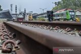 Dua rangkaian kereta api (KA) melintas di Stasiun Cimahi, Kota Cimahi, Jawa Barat, Sabtu (11/10/2025). Pemerintah menargetkan elektrifikasi jalur kereta komuter rute Padalarang-Cicalengka sepanjang 42 kilometer di wilayah Bandung Raya akan rampung dan dapat dioperasikan paling lambat tahun 2027 sebagai bagian dari upaya modernisasi transportasi publik di Jawa Barat yang dapat memangkas waktu tempuh perjalanan harian masyarakat secara signifikan, dari dua jam menjadi sekitar satu jam. ANTARA FOTO/Abdan Syakura/agr
