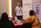 Regional Business Head Wilayah 06 BNI Life Surabaya Astiari Diah Parwati menyampaikan materi tentang asuransi kepada pelaku UMKM nasabah PT Permodalan Nasional Madani (PNM) saat kegiatan liiterasi asuransi di Surabaya, Jawa Timur, Jumat (10/10/2025). Kegiatan tersebut bertujuan untuk meningkatkan pemahaman masyarakat khususnya pelaku UMKM akan pentingnya memiliki asuransi sebagai bentuk perlindungan usaha dan ketahanan finansial. ANTARA Jatim/Moch Asim.