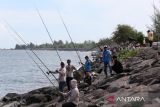 Warga mengikuti lomba memancing Banda Aceh 2025 (Banda Aceh Fishing Tournament 2025) di pesisir pantai Kilometer Nol Banda Aceh, Aceh, Minggu (12/10/2025). Banda Aceh Fishing Tournament 2025 yang digelar Pemerintah Kota Banda Aceh bersama komunitas Tim Rencana Besar (TRB) Fishing Aceh diikuti 1.000 peserta dari 15 Kabupaten dan kota dengan tujuan mempromosikan lokasi wisata memancing kota Banda Aceh, memperkenalkan kekayaan laut dan keindahan pantai di ujung barat pulau Sumatera. Antara Aceh/Irwansyah Putra.