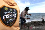 Warga mengikuti lomba memancing Banda Aceh 2025 (Banda Aceh Fishing Tournament 2025) di pesisir pantai Kilometer Nol Banda Aceh, Aceh, Minggu (12/10/2025). Banda Aceh Fishing Tournament 2025 yang digelar Pemerintah Kota Banda Aceh bersama komunitas Tim Rencana Besar (TRB) Fishing Aceh diikuti 1.000 peserta dari 15 Kabupaten dan kota dengan tujuan mempromosikan lokasi wisata memancing kota Banda Aceh, memperkenalkan kekayaan laut dan keindahan pantai di ujung barat pulau Sumatera. Antara Aceh/Irwansyah Putra.