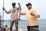 Warga mengikuti lomba memancing Banda Aceh 2025 (Banda Aceh Fishing Tournament 2025) di pesisir pantai Kilometer Nol Banda Aceh, Aceh, Minggu (12/10/2025). Banda Aceh Fishing Tournament 2025 yang digelar Pemerintah Kota Banda Aceh bersama komunitas Tim Rencana Besar (TRB) Fishing Aceh diikuti 1.000 peserta dari 15 Kabupaten dan kota dengan tujuan mempromosikan lokasi wisata memancing kota Banda Aceh, memperkenalkan kekayaan laut dan keindahan pantai di ujung barat pulau Sumatera. Antara Aceh/Irwansyah Putra.