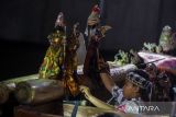 Dalang cilik memainkan wayang golek di Gedung Negara Provinsi Banten, Kota Serang, Banten, Jumat (10/10/2025). Festival dalang anak yang diikuti dari delapan kota/kabupaten di Provinsi Banten tersebut digelar sebagai upaya melestarikan sekaligus regenerasi pelaku seni wayang golek yang merupakan warisan budaya tak benda (WBTB) Indonesia. ANTARA FOTO/Muhammad Bagus Khoirunas/gp