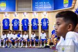 Anak-anak duduk di ruang ganti tim Persib Bandung saat kegiatan Persibday Festival 2025 di Stadion Gelora Bandung Lautan Api (GBLA), Bandung, Jawa Barat, Minggu (12/10/2025). Kegiatan tersebut merupakan bentuk komitmen Persib dalam merayakan kebersamaan bagi generasi muda yang mencintai sepak bola serta mempererat hubungan dengan Bobotoh (pendukung Persib Bandung) seperti bertemu langsung dengan pesepak bola, pameran piala juara hingga mengunjungi sejumlah ruangan tim di Stadion GBLA. ANTARA FOTO/Novrian Arbi/agr