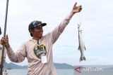 Warga mengikuti lomba memancing Banda Aceh 2025 (Banda Aceh Fishing Tournament 2025) di pesisir pantai Kilometer Nol Banda Aceh, Aceh, Minggu (12/10/2025). Banda Aceh Fishing Tournament 2025 yang digelar Pemerintah Kota Banda Aceh bersama komunitas Tim Rencana Besar (TRB) Fishing Aceh diikuti 1.000 peserta dari 15 Kabupaten dan kota dengan tujuan mempromosikan lokasi wisata memancing kota Banda Aceh, memperkenalkan kekayaan laut dan keindahan pantai di ujung barat pulau Sumatera. Antara Aceh/Irwansyah Putra.