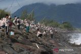 Warga mengikuti lomba memancing Banda Aceh 2025 (Banda Aceh Fishing Tournament 2025) di pesisir pantai Kilometer Nol Banda Aceh, Aceh, Minggu (12/10/2025). Banda Aceh Fishing Tournament 2025 yang digelar Pemerintah Kota Banda Aceh bersama komunitas Tim Rencana Besar (TRB) Fishing Aceh diikuti 1.000 peserta dari 15 Kabupaten dan kota dengan tujuan mempromosikan lokasi wisata memancing kota Banda Aceh, memperkenalkan kekayaan laut dan keindahan pantai di ujung barat pulau Sumatera. Antara Aceh/Irwansyah Putra.