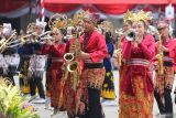 Peserta memainkan alat musik saat pemecahan rekor MURI pada Peringatan Hari Jadi Ke-80 Provinsi Jawa Timur di halaman Gedung Negara Grahadi, Surabaya, Jawa Timur, Minggu (12/10/2025). Dalam kegiatan tersebut Provinsi Jawa Timur tersebut meraih dua catatan rekor MURI yaitu partisipasi instrumen dalam orkestra Jatim bersimfoni terbanyak dengan jumlah alat musik 179 instrumen serta paduan suara yang menyanyikan lagu Mars Jawa Timur dan Rek Ayo Rek oleh 1.300 pelajar SMA/SMK se-Jatim (luring) dan 53.933 pelajar dari 772 SMA/SMK (daring). ANTARA Jatim/Moch Asim.