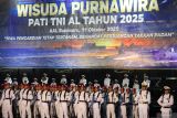 Sejumlah personel TNI AL mengikuti upacara Wisuda Purnawira Perwira Tinggi TNI AL Tahun 2025 di Lapangan Laut Arafuru, Akademi TNI AL (AAL), Surabaya, Jawa Timur, Sabtu (11/10/2025). Sebanyak 79 wisudawan yang terdiri dari 3 berpangkat Laksamana Madya TNI, 36 berpangkat Laksamana Muda TNI/Mayor Jenderal TNI Marinir, 40 berpangkat Laksamana Pertama TNI/Brigjen TNI Marinir mengikuti Wisuda Purnawira Perwira Tinggi TNI AL Tahun 2025. ANTARA Jatim/Didik Suhartono/mas.