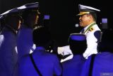 KSAL Laksamana TNI Muhammad Ali (kanan) menjabat tangan perwakilan wisudawan saat upacara Wisuda Purnawira Perwira Tinggi TNI AL Tahun 2025 di Lapangan Laut Arafuru, Akademi TNI AL (AAL), Surabaya, Jawa Timur, Sabtu (11/10/2025). Sebanyak 79 wisudawan yang terdiri dari 3 berpangkat Laksamana Madya TNI, 36 berpangkat Laksamana Muda TNI/Mayor Jenderal TNI Marinir, 40 berpangkat Laksamana Pertama TNI/Brigjen TNI Marinir mengikuti Wisuda Purnawira Perwira Tinggi TNI AL Tahun 2025. ANTARA Jatim/Didik Suhartono/mas.