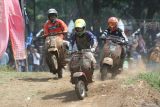 Sejumlah peserta memacu kecepatan skuternya pada kegiatan bertajuk Scooter Fun Cross di GOR Jayabaya, Kota Kediri, Jawa Timur, Minggu (12/10/2025). Balap skuter modifikasi offroad pada gelaran Kediri Scooter Festival #8 tersebut menjadi ajang silaturahmi ribuan pecinta skuter Vespa dari berbagai daerah se-Indonesia. Antara Jatim/Prasetia Fauzani/um