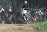 Seorang peserta memacu kecepatan skuternya pada kegiatan bertajuk Scooter Fun Cross di GOR Jayabaya, Kota Kediri, Jawa Timur, Minggu (12/10/2025). Balap skuter modifikasi offroad pada gelaran Kediri Scooter Festival #8 tersebut menjadi ajang silaturahmi ribuan pecinta skuter Vespa dari berbagai daerah se-Indonesia. Antara Jatim/Prasetia Fauzani/um