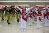 Sejumlah peserta menari bersama di mal saat Indonesia Menari 2025 di Ciputra World, Surabaya, Jawa Timur, Minggu (12/10/2025). Menari bersama di mal itu digelar secara serentak di sebelas kota di Indonesia dan diikuti total 8.490 penari. Antara Jatim/Didik Suhartono/um