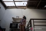 Warga melihat atap rumahnya yang rusak terdampak bencana puting beliung di Padasuka, Kota Cimahi, Jawa Barat, Senin (13/10/2025). Berdasarkan hasil asesmen sementara Badan Penanggulangan Bencana Daerah (BPBD) Kota Cimahi, sebanyak 26 rumah dan dua fasilitas umum di tiga rukun warga (RW) di wilayah Padasuka, Kota Cimahi mengalami kerusakan terdampak bencana puting beliung yang terjadi pada Senin (13/10) sore. ANTARA FOTO/Abdan Syakura/agr