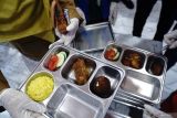 Petugas mengambil sampel makanan yang diduga menjadi penyebab keracunan makan bergizi gratis (MBG) di SPPG Desa Tanggung, Tulungagung, Jawa Timur, Senin (13/10/2025). Data sementara, sedikitnya 43 siswa alami keracunan setelah mengonsumsi makanan program MBG di SMPN 1 Boyolangu dengan gejala mual-muntah disertai pusing, sehingga harus dirawat darurat di fasilitas kesehatan terdekat. ANTARA Jatim/Destyan Sujarwoko/mas.