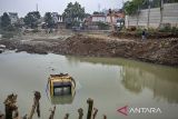 Sebuah ekskavator yang digunakan untuk mengeruk sedimentasi tenggelam di kawasan Situ Ciburuy, Padalarang, Kabupaten Bandung Barat, Jawa Barat, Senin (13/10/2025). Pemerintah Provinsi Jawa Barat melakukan revitalisasi kawasan Situ Ciburuy itu untuk mengembalikan fungsi situ sebagai sumber irigasi, air baku, sekaligus penopang aktivitas sosial ekonomi masyarakat dan direncanakan rampung pada akhir tahun 2025. ANTARA FOTO/Abdan Syakura/agr