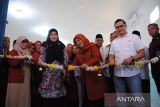 Ketua Umum Pemberdayaan Perempuan UMKM Indonesia (PPUMI) sekaligus Ketua Yayasan Jabal Quran Indonesia Munifah Syanwani (tengah) bersama Sekretaris Deputi Bidang Sistem dan Tata Kelola Badan Gizi Nasional (BGN) Ermia Sofiyessi (kedua kiri) dan Staf Khusus Menteri UMKM Hasby Muhammad Zamri (kedua kanan) menggunting pita saat Soft Launching Satuan Pelayanan Pemenuhan Gizi (SPPG) 1 Terintegrasi di wilayah Kelurahan Mekarwangi, Kecamatan Tanah Sareal, Kota Bogor, Jawa Barat, Minggu (12/10/2025). Dapur SPPG yang dikelola Yayasan Jabal Quran Indonesia dan PPUMI tersebut akan melayani 4000 penerima manfaat program Makan Bergizi Gratis (MBG) dan rencananya telah disiapkan sebanyak tujuh dapur SPPG yang lainnya dengan kapasitas produksi mencapai 28 ribu penerima manfaat program MBG untuk disebarkan ke seluruh siswa yang ada wilayah di Kecamatan Tanah Sareal, Kota Bogor. ANTARA Megapolitan/Arif Firmansyah.