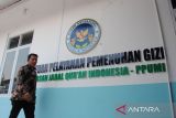 Petugas berjalan didepan dapur Satuan Pelayanan Pemenuhan Gizi (SPPG) saat Soft Launching SPPG 1 Terintegrasi di wilayah Kelurahan Mekarwangi, Kecamatan Tanah Sareal, Kota Bogor, Jawa Barat, Minggu (12/10/2025). Dapur SPPG yang dikelola Yayasan Jabal Quran Indonesia dan PPUMI tersebut akan melayani 4000 penerima manfaat program Makan Bergizi Gratis (MBG) dan rencananya telah disiapkan sebanyak tujuh dapur SPPG yang lainnya dengan kapasitas produksi mencapai 28 ribu penerima manfaat program MBG untuk disebarkan ke seluruh siswa yang ada wilayah di Kecamatan Tanah Sareal, Kota Bogor. ANTARA Megapolitan/Arif Firmansyah.
