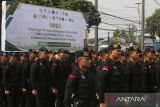 Personel Gegana Brimob Polri mengikuti Apel Satuan Tugas Penanganan Kerawanan Bahaya Radiasi Radionuklida Cesium-137 (Cs-137) dan Kesehatan pada Masyarakat Berisiko Terdampak di Mapolsek Cikande, Kabupaten Serang, Banten, Senin (13/10/2025). Pemerintah telah membentuk satuan tugas lintas kementerian untuk memastikan penanganan kontaminasi Cs-137 di Kawasan Industri Modern Cikande berjalan cepat dan terukur berdasarkan Keputusan Menko Bidang Pangan Nomor 43 Tahun 2025, serta menargetkan pembersihan area industri selesai secepatnya dengan mengerahkan sebanyak lebih dari 100 personel satuan Kimia, Biologi, Radioaktif dan Nuklir (KBRN) Korps Brimob Polri, satu peleton Denzi Nubika TNI AD, dan para ahli dari BRIN serta Bapeten. ANTARA FOTO/Angga Budhiyanto/gp