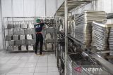 Pekerja menata perlengkapan dapur saat peresmian dapur SPPG Gunung Tandala, Kawalu, Kota Tasikmalaya, Jawa Barat, Selasa (14/10/2025). Pemerintah Provinsi Jawa Barat mencatat dari 2.131 dapur umum di wilayah tersebut hanya 17 dapur SPPG yang telah memiliki Sertifikat Laik Higiene Sanitasi (SLHS). ANTARA FOTO/Adeng Bustomi/agr