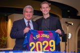 Frenkie de Jong  perpanjang kontrak di Barcelona hingga 2029