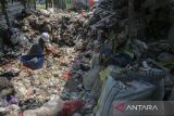 Pekerja memilah sampah plastik untuk didaur ulang menjadi material pembuatan paving block di Bank Sampah Kelompok Swadaya Masyarakat (KSM) Gebers Cemerlang, Cibeber, Kota Cilegon, Banten, Selasa (14/10/2025). Kelompok Swadaya Masyarakat Gebers Cemerlang mendaur ulang sampah plastik menjadi salah satu material pembuatan paving block yang dijual dengan harga Rp55 ribu per meter persegi sebagai upaya mengatasi permasalahan limbah plastik dan meningkatkan perekonomian masyarakat sekitar. ANTARA FOTO/Angga Budhiyanto/gp