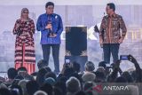 Menteri Perdagangan Budi Santoso (kanan) berfoto bersama Wakil Presiden Direktur PT Toyota Motor Manufacturing Indonesia (TMMIN) Bob Azam (tengah) dan Direktur Sales Bio Farma Kamelia Faisal (kiri) berfoto bersama saat pembukaan Trade Expo Indonesia 2025 di Indonesia Convention Exhibition (ICE) BSD, Kabupaten Tangerang, Banten, Rabu (15/10/2025). Kementerian Perdagangan menggelar pameran dagang internasional Trade Expo Indonesia (TEI) 2025 ke-40 yang digelar pada 15-19 Oktober 2025 dengan tema Discover Indonesia's Excellence, Trade Beyond Boundaries, dalam kesempatan tersebut Kemendag menganugerahkan penghargaan lifetime Achievement award kepada TMMIN sebagai salah satu pelaku industri otomotif nasional. ANTARA FOTO/Galih Pradipta