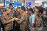 Menteri Koordinator Bidang Pangan Zulkifli Hasan (kiri) didampingi Menteri Perdagangan Budi Santoso (kanan), Menteri KKP Sakti Wahyu (ketiga kanan), Menteri UKM Maman Abdurrahman (kedua kiri) mengunjungi salah satu tenant usai membuka Trade Expo Indonesia 2025 di Indonesia Convention Exhibition (ICE) BSD, Kabupaten Tangerang, Banten, Rabu (15/10/2025). Kementerian Perdagangan menggelar pameran dagang internasional Trade Expo Indonesia (TEI) 2025 ke-40 yang digelar pada 15-19 Oktober 2025 dengan tema Discover Indonesia's Excellence, Trade Beyond Boundaries. ANTARA FOTO/Galih Pradipta