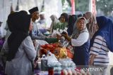 Pedagang melayani warga membeli kebutuhan pokok saat Gerakan Pangan Murah (GPM) di Tigaraksa, Kabupaten Tangerang, Banten, Rabu (15/10/2025). Dinas Pertanian dan Ketahanan Pangan Kabupaten Tangerang menyelenggarakan GPM dalam rangka memperingati Hari Pangan Sedunia sekaligus membantu masyarakat mendapatkan bahan kebutuhan pokok seperti beras, minyak goreng, telur, cabai dan bawang dengan harga murah guna menekan laju inflasi. ANTARA FOTO/Putra M. Akbar/gp