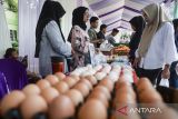 Pedagang melayani pegawai membeli telur saat Gerakan Pangan Murah (GPM) di Tigaraksa, Kabupaten Tangerang, Banten, Rabu (15/10/2025). Dinas Pertanian dan Ketahanan Pangan Kabupaten Tangerang menyelenggarakan GPM dalam rangka memperingati Hari Pangan Sedunia sekaligus membantu masyarakat mendapatkan bahan kebutuhan pokok seperti beras, minyak goreng, telur, cabai dan bawang dengan harga murah guna menekan laju inflasi. ANTARA FOTO/Putra M. Akbar/gp