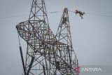 Petugas melakukan perawatan jaringan listrik Saluran Udara Tegangan Ekstra Tinggi (SUTET) di Balaraja, Kabupaten Tangerang, Banten, Rabu (15/10/2025). Menteri Koordinator Bidang Perekonomian Airlangga Hartarto menyatakan pemerintah tidak akan melanjutkan program diskon tarif listrik pada tahun 2025 ini dan akan digantikan dengan program lain yang sedang disiapkan pemerintah. ANTARA FOTO/Putra M. Akbar/gp