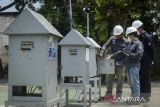 Petugas memantau alat pengukur polusi udara di Kampung Cengkok, Balaraja, Kabupaten Tangerang, Banten, Rabu (15/10/2025). Dinas Lingkungan Hidup dan Kebersihan Kabupaten Tangerang melakukan uji udara ambien untuk mengetahui kualitas udara di kawasan permukiman warga yang diduga terdampak polusi dari aktivitas pabrik pengolahan limbah bahan berbahaya beracun (B3). ANTARA FOTO/Putra M. Akbar/gp