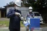 Petugas menuangkan hasil sampel pengukuran gas dan udara ke dalam tabung di Kampung Cengkok, Balaraja, Kabupaten Tangerang, Banten, Rabu (15/10/2025). Dinas Lingkungan Hidup dan Kebersihan Kabupaten Tangerang melakukan uji udara ambien untuk mengetahui kualitas udara di kawasan permukiman warga yang diduga terdampak polusi dari aktivitas pabrik pengolahan limbah bahan berbahaya beracun (B3). ANTARA FOTO/Putra M. Akbar/gp