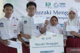 Yayasan Baitul Maal (YBM) bekerja sama dengan PT PLN (Persero) Unit Induk Distribusi Kalimantan Selatan dan Kalimantan Tengah menyalurkan bantuan berupa santunan kepada 50 siswa SDN 1 Guntung Paikat Kota Banjarbaru serta menyerahkan sejumlah peralatan pendukung kegiatan belajar seperti kipas angin dan perlengkapan sekolah lainnya beberapa waktu lalu.