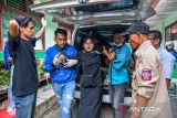 Siswa yang diduga keracunan hidangan Makan Bergizi Gratis (MBG) turun dari ambulans untuk mendapatkan penanganan di posko penanganan keracunan MBG di SMPN 1 Cisarua, Kabupaten Bandung Barat, Jawa Barat, Rabu (15/10/2025). Petugas posko penanganan korban keracunan hidangan MBG mencatat hingga Rabu 15 Oktober 2025 pukul 12.00 WIB sebanyak 182 siswa SMPN 1 Cisarua, 60 Siswa SMKN 1 Cisarua, 20 siswa serta 2 guru SDN Garuda, dan 4 siswa serta 2 guru dari SDN Barukai mengalami keracunan yang diduga akibat menyantap hidangan makan bergizi gratis pada Selasa (14/10) pagi. ANTARA FOTO/Raisan Al Farisi/agr