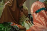 Petugas Puskesmas Rogotrunan menyuntikkan vaksin HPV kepada siswi saat pelaksanaan Bulan Imunisasi Anak Sekolah (BIAS) di MTsN 1 Lumajang, Jawa Timur, Rabu (15/10/2025). Program BIAS 2025 di Kabupaten Lumajang menyasar 73.581 anak dengan vaksin campak rubela, DT, Td, dan HPV yang diberikan sesuai jenjang kelas untuk mencegah berbagai penyakit menular pada anak. ANTARA Jatim/Irfan Sumanjaya/mas.
