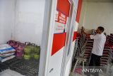 Petugas memeriksa perlengkapan Koperasi Desa Merah Putih di gudang koperasi yang terletak di Kantor Desa Cileunyi Wetan, Kabupaten Bandung, Jawa Barat, Rabu (15/10/2025). Kementerian Koperasi akan mendorong pemanfaatan aset atau kekayaan desa guna meningkatkan jumlah gerai Koperasi Desa/ Kelurahan Merah Putih yang hingga 7 Oktober 2025 telah mencapai 15.771 unit gerai. ANTARA FOTO/Raisan Al Farisi/agr