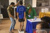 Warga binaan melakukan penimbangan badan sebelum melakukan skrining Chest X-Ray (CXR) di Lapas Kelas IIB Indramayu, Jawa Barat, Rabu (15/10/2025). Skrining TBC yang digelar Kementerian Kesehatan dan Lapas Kelas IIB Indramayu itu untuk menjaga kesehatan warga binaan serta mendukung program pemerintah menuju eliminasi penyakit TBC di lingkungan pemasyarakatan. ANTARA FOTO/Dedhez Anggara/agr