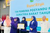 Lisda Hendrajoni terima Penghargaan TP Posyandu Pesisir Selatan dari Provinsi Sumbar