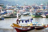 Nelayan menepikan kapal miliknya di kolam labuh Pelabuhan Perikanan Pantai (PPP) Popoh, Tulungagung, Jawa Timur, Rabu (15/10/2025). Pemerintah menyiapkan pengembangan dermaga 2 dan fasilitas cold storage di pelabuhan ini untuk meningkatkan efisiensi bongkar muat hasil tangkap, demi memperkuat pelabuhan pantai selatan ini sebagai hub logistik perikanan nasional. ANTARA Jatim/Destyan Sujarwoko/mas.