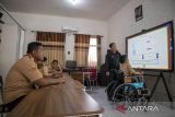 Siswa penyandang disabilitas mengikuti kegiatan pembelajaran menggunakan papan interaktif atau layar digital pintar (Interactive Flat Panel) di SLBN Trituna Subang, Kabupaten Subang, Jawa Barat, Kamis (16/10/2025). Kementerian Pendidikan Dasar dan Menengah (Kemendikdasmen) menargetkan program revitalisasi bangunan sekolah untuk 382 Sekolah Luar Biasa (SLB) di seluruh Indonesia dapat rampung seluruhnya pada akhir Desember 2025 sebagai upaya pemerataan pendidikan bermutu yang merupakan bagian dari Program Hasil Terbaik Cepat (PHTC) yang diluncurkan Presiden Prabowo Subianto. ANTARA FOTO/Abdan Syakura/agr