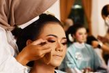 Peserta merias wajah model saat mengikuti lomba pada Festival Tata Rias di gedung Bakorwil Madiun, Jawa Timur, Rabu (15/10/2025). Kegiatan yang diselenggarakan Pemprov Jawa Timur bersama pengurus Himpunan Ahli Rias Pengantin Indonesia (HARPI) dalam rangka HUT ke-80 Pemprov Jawa Timur tersebut diikuti 37 peserta pelajar SMA, SMK, MA dari berbagai daerah di wilayah Bakorwil Madiun dengan pakem rias Mataraman guna memfasilitasi pelajar yang memiliki bakat merias. ANTARA Jatim/Siswowidodo/mas.