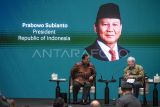 Presiden Prabowo Subianto (kiri) berdialog dengan Pimpinan Forbes Media Steve Forbes (kanan) pada Forbes Global CEO Conference 2025 di Jakarta, Rabu (15/10/2025). Dalam acara tersebut Prabowo menyampaikan berbagai program pemerintahannya di antaranya ketahanan pangan, makan bergizi gratis, dan pemberantasan korupsi. ANTARA FOTO/Muhammad Adimaja/tom.