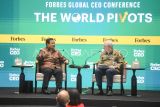 Presiden Prabowo Subianto (kiri) berdialog dengan Pimpinan Forbes Media Steve Forbes (kanan) pada Forbes Global CEO Conference 2025 di Jakarta, Rabu (15/10/2025). Dalam acara tersebut Prabowo menyampaikan berbagai program pemerintahannya di antaranya ketahanan pangan, makan bergizi gratis, dan pemberantasan korupsi. ANTARA FOTO/Muhammad Adimaja/tom.