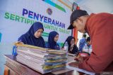 Petugas memverifikasi data warga penerima sertifikat tanah program Pendaftaran Tanah Sistematis Lengkap (PTSL) di Balai Desa Jugosari, Lumajang, Jawa Timur, Jumat (17/10/2025). Badan Pertanahan Nasional (BPN) Lumajang menyerahkan sebanyak 6.000 sertifikat tanah program PTSL tahun 2025 secara bertahap, baik dalam bentuk fisik maupun elektronik, guna mencegah terjadinya penggandaan atau penipuan sertifikat. Antara Jatim/Irfan Sumanjaya/um