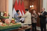 Prabowo tumpengan untuk rayakan HUT bersama keluarga dan kabinet