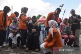 Tenaga kesehatan memeriksa mata saat cek kesehatan gratis (CKG) di Karangkamulyan, Kabupaten Ciamis, Jawa Barat, Jumat (17/10/2025). Kementerian Kesehatan mencatat hingga September 2025 sebanyak 29,8 juta peserta telah memeriksakan kesehatannya melalui program CKG yang dilaksanakan di 38 provinsi dengan melibatkan 10.226 dari total 10.286 puskesmas. ANTARA FOTO/Adeng Bustomi/agr