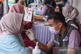 Tenaga kesehatan memeriksa gigi warga saat cek kesehatan gratis (CKG) di Karangkamulyan, Kabupaten Ciamis, Jawa Barat, Jumat (17/10/2025). Kementerian Kesehatan mencatat hingga September 2025 sebanyak 29,8 juta peserta telah memeriksakan kesehatannya melalui program CKG yang dilaksanakan di 38 provinsi dengan melibatkan 10.226 dari total 10.286 puskesmas. ANTARA FOTO/Adeng Bustomi/agr