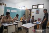 Siswa penyandang disabilitas berdoa sebelum menyantap hidangan makan bergizi gratis (MBG) di SLBN Trituna Subang, Kabupaten Subang, Jawa Barat, Kamis (16/10/2025). Sebanyak 146 siswa SLBN Trituna Subang menjadi penerima manfaat program Makan Bergizi Gratis (MBG) yang digulirkan pemerintah sebagai salah satu program prioritas nasional. ANTARA FOTO/Abdan Syakura/agr
